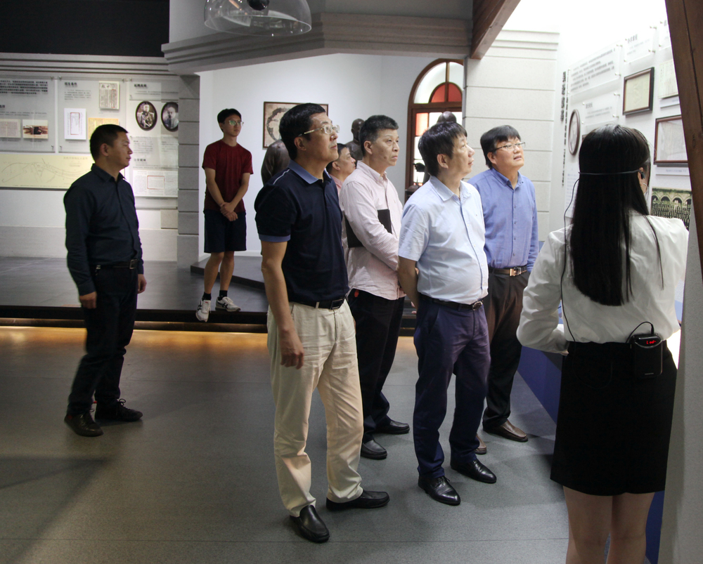 20200925111032546500.jpg 参观校史馆