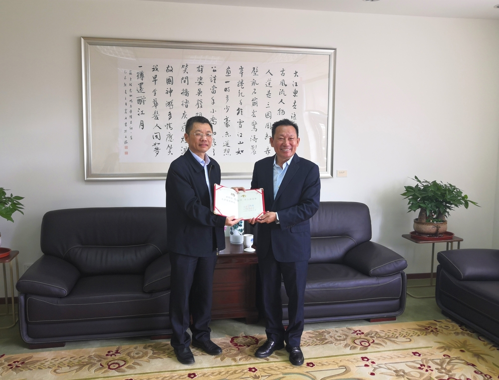 20201010111251175700.jpg 校长陆靖向蔡梅江教授颁发聘书