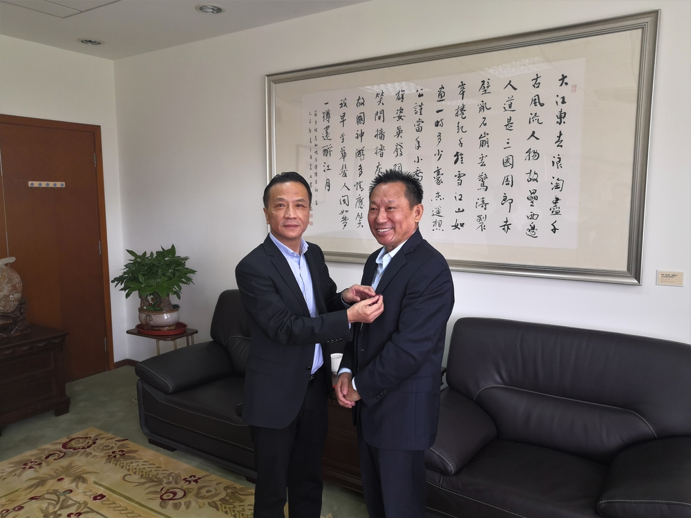 20201010111251323900.jpg 副校长严伟为蔡梅江教授佩戴校徽