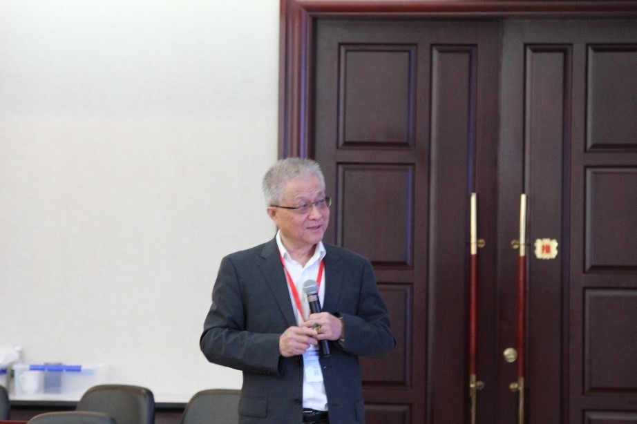 上海社科院原常务副院长、上海市政府原参事左学金教授作报告