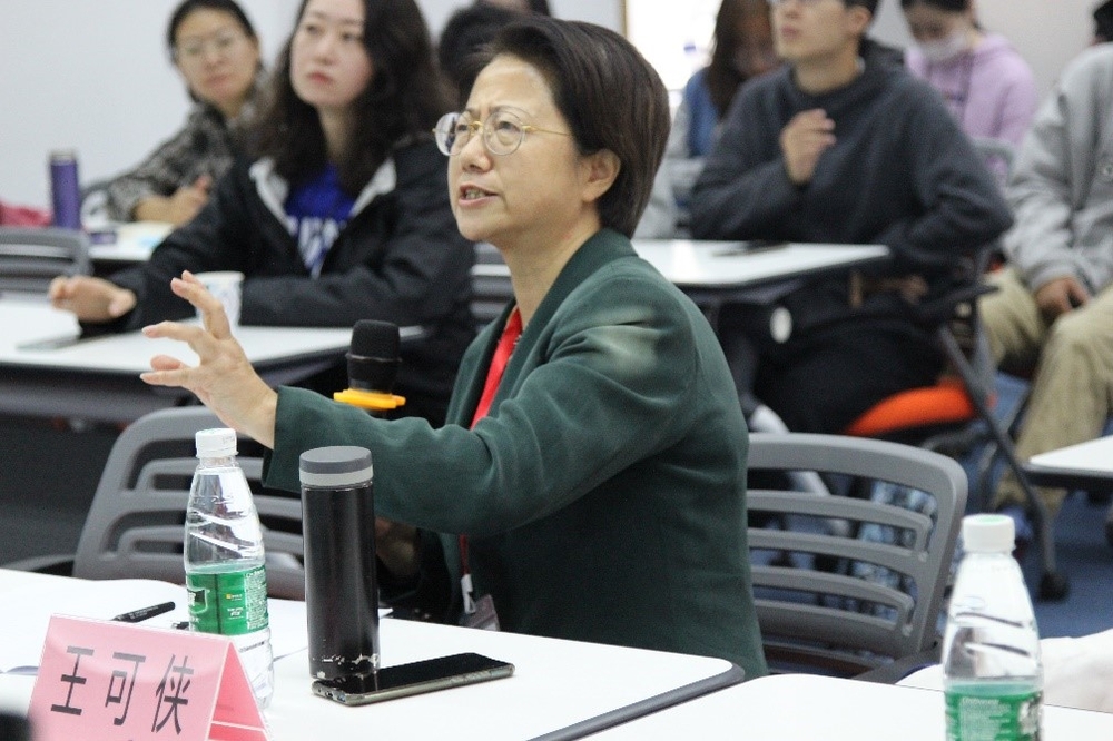 安徽省社科院经济所原所长、安徽省政府参事王可侠教授现场评议指导