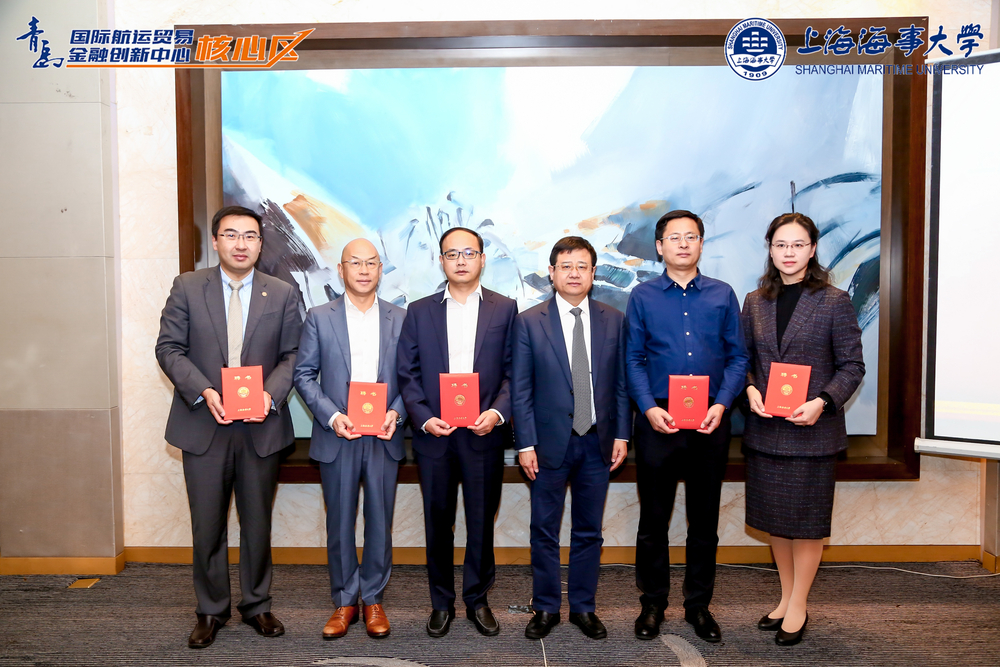 20201126010322564100.jpg 宋宝儒书记为院务委员会委员颁发聘书