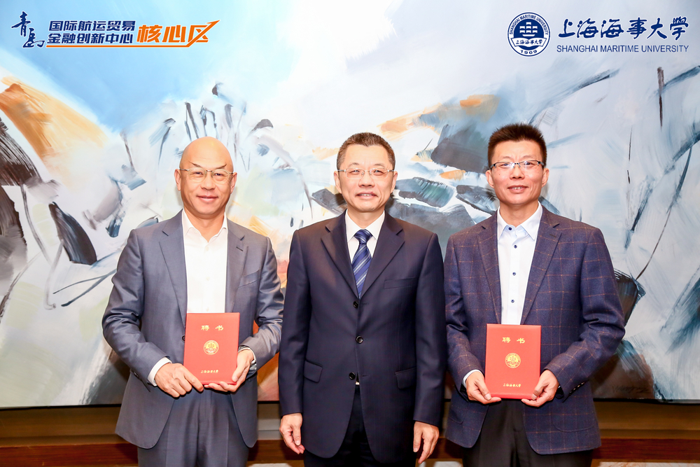 20201126010322721100.jpg 陆靖校长为特聘副院长颁发聘书