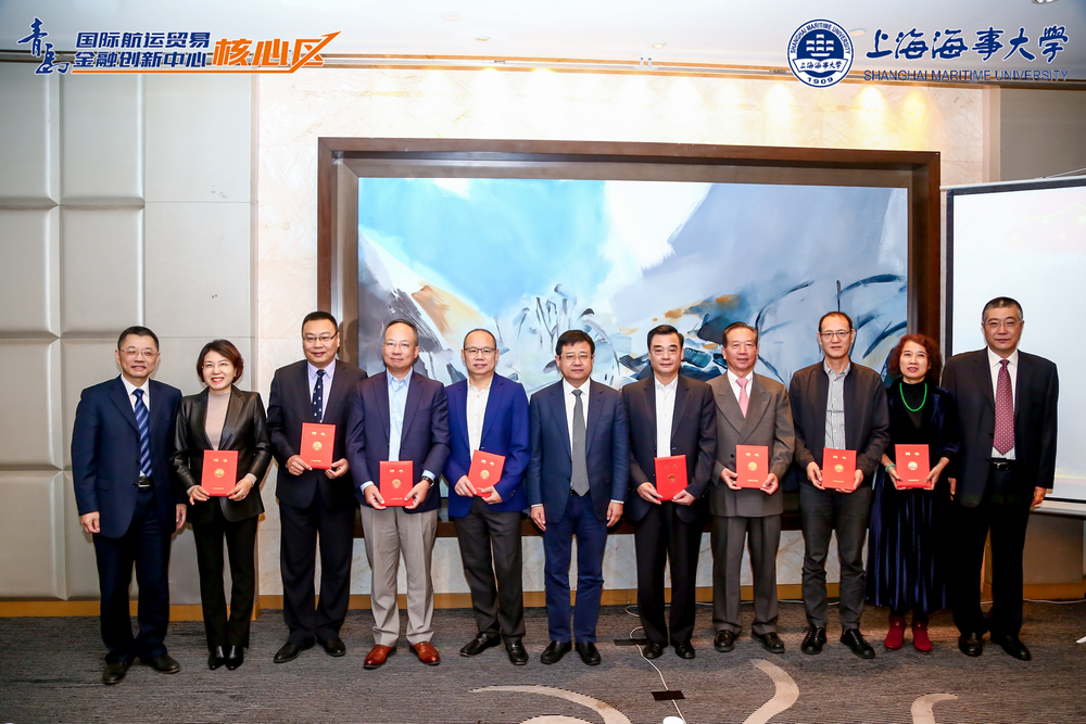 20201126010322884200.jpg 校领导为研究生企业导师颁发聘书