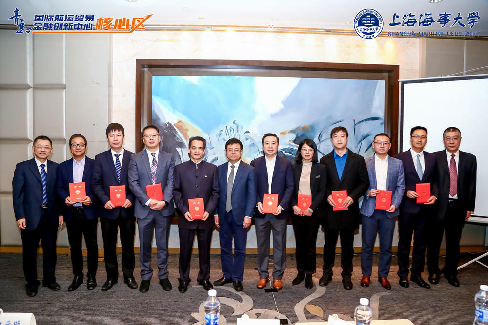 20201126010323062700.jpg 校领导为研究生企业导师颁发聘书