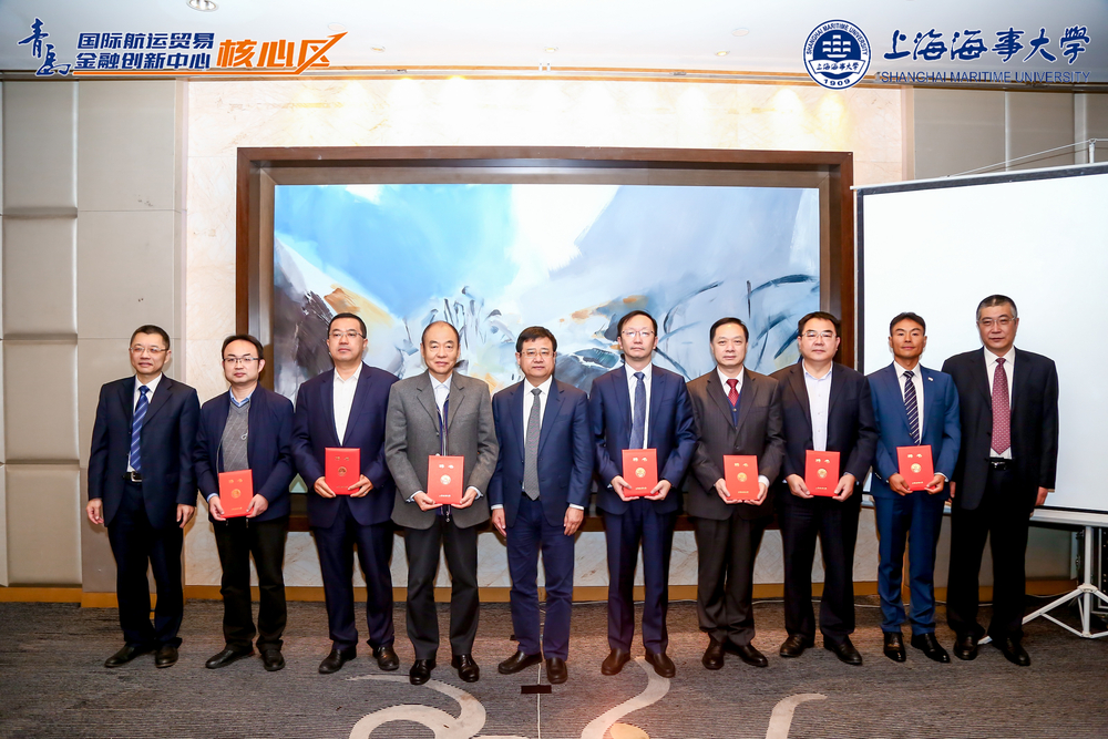 20201126010323235500.jpg 校领导为研究生企业导师颁发聘书