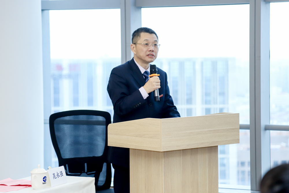 20201126010323628700.jpg 陆靖校长在开学典礼上致辞