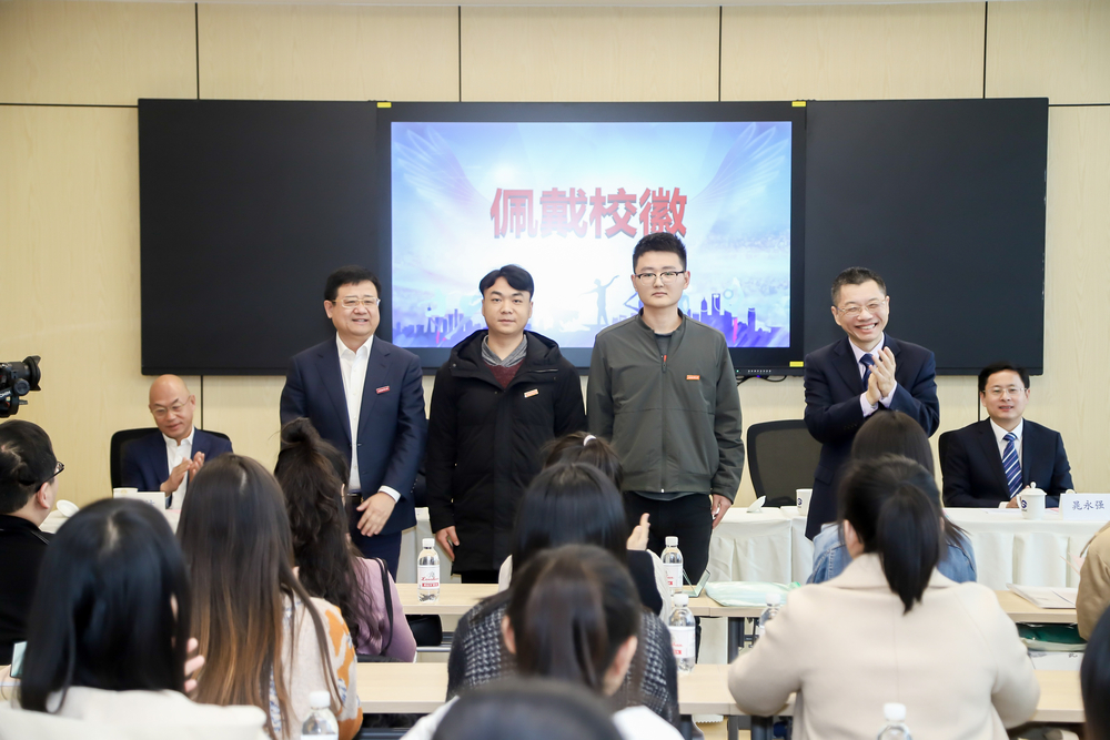 20201126010323981400.jpg 宋宝儒书记、陆靖校长为新生代表佩戴校徽