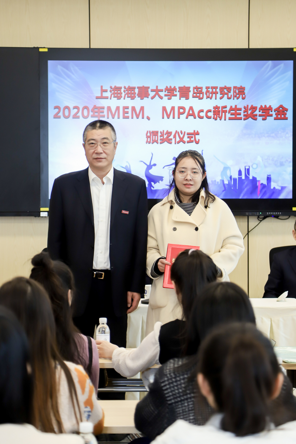 20201126010324104200.jpg 杨万枫副校长为一等奖学员颁奖