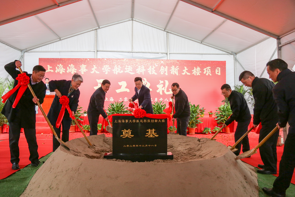 出席领导与嘉宾共同为项目培土奠基