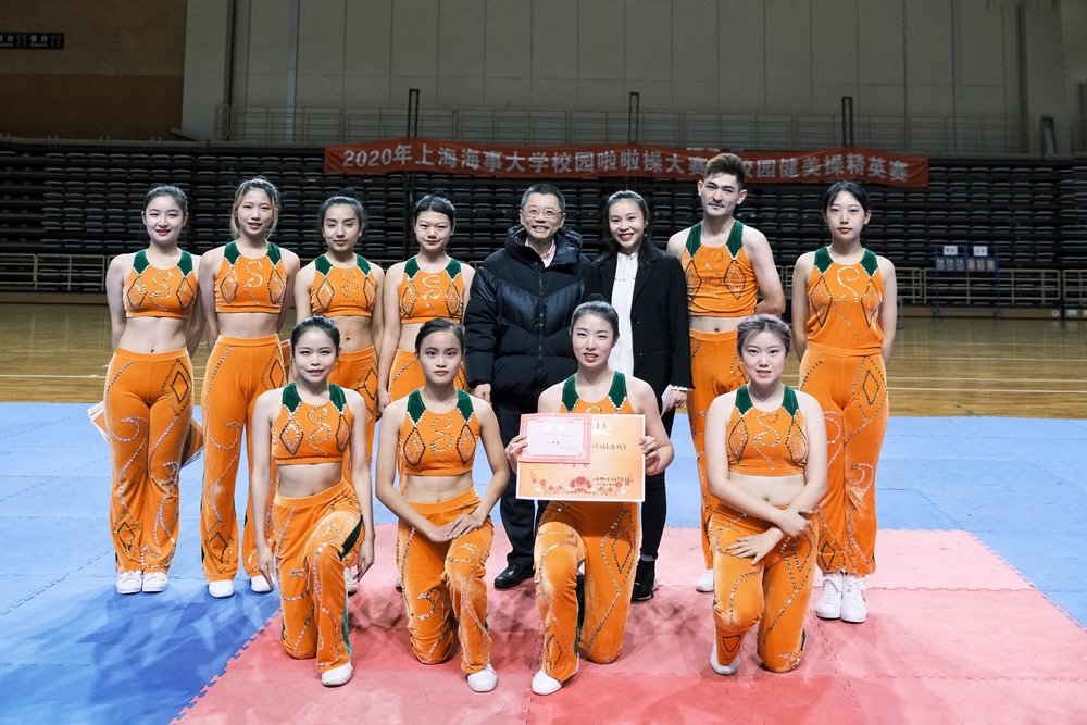 20201203022203882700.jpg 陆靖校长为获奖代表队颁奖