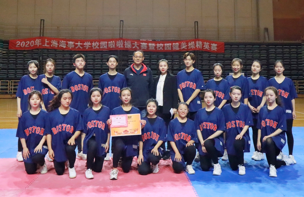 20201203022204037900.jpg 邵长专老师为获奖代表队颁奖