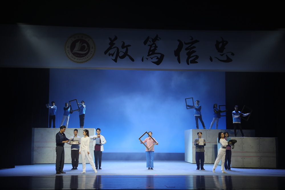 20201203031728108600.jpg 剧照2 校史馆老物件展出