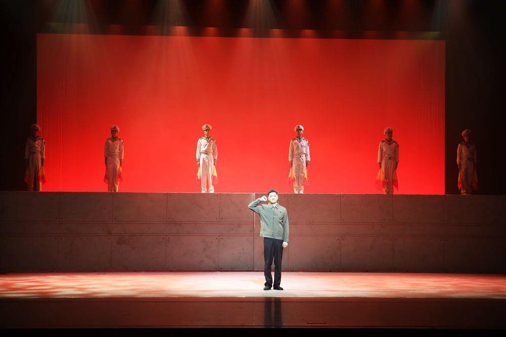 20201203031729551700.jpg 剧照7 陈嘉震入党宣誓