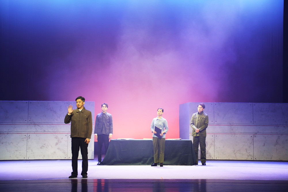 20201203031730096100.jpg 剧照9 亚太班答辩现场(老师)