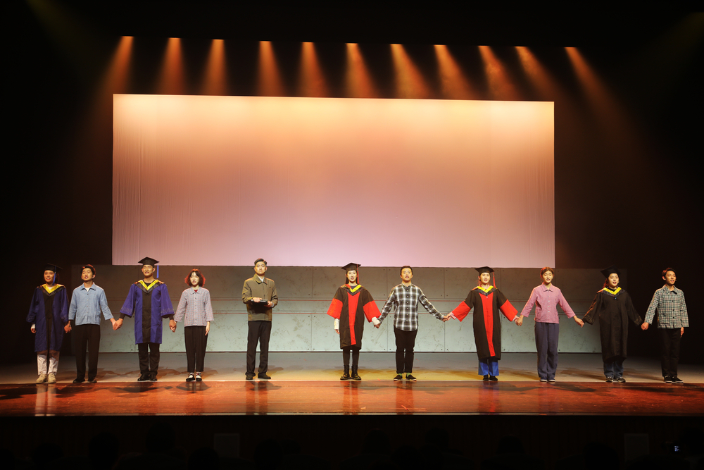 20201203031730447200.jpg 剧照10 亚太班毕业典礼