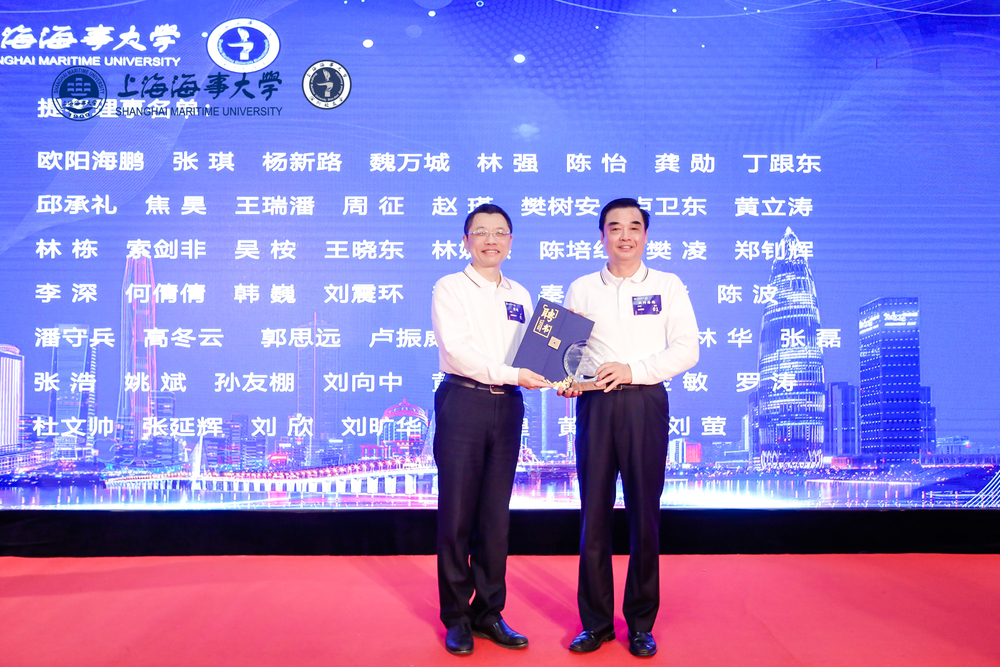 20201207124555055500.jpg 陆靖校长向欧阳海鹏会长颁发聘书