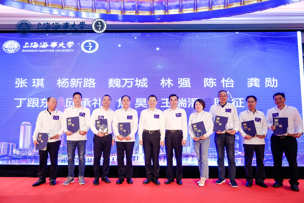 20201207124555312900.jpg 陆靖校长和欧阳海鹏会长向深圳校友会副会长颁发聘书