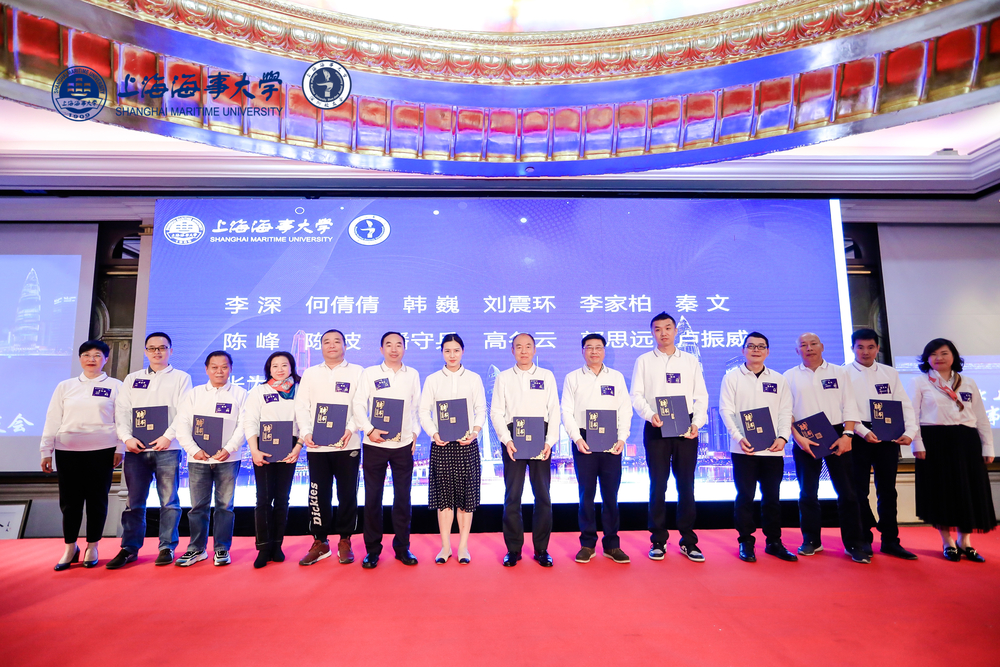 20201207124555715900.jpg 学校相关部门负责人向深圳校友会第二届理事会、监事会成员颁发聘书