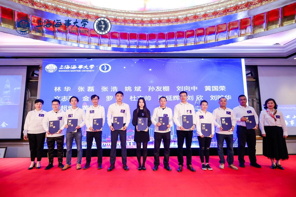 20201207124555864400.jpg 学校相关部门负责人向深圳校友会第二届理事会成员颁发聘书