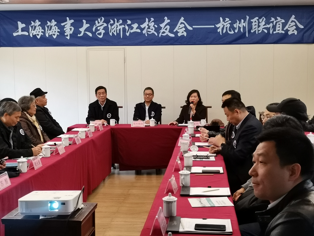 20201215031734953500.jpg 校长办公室主任、校友联络处处长、校友会秘书长李新伟介绍学校发展情况