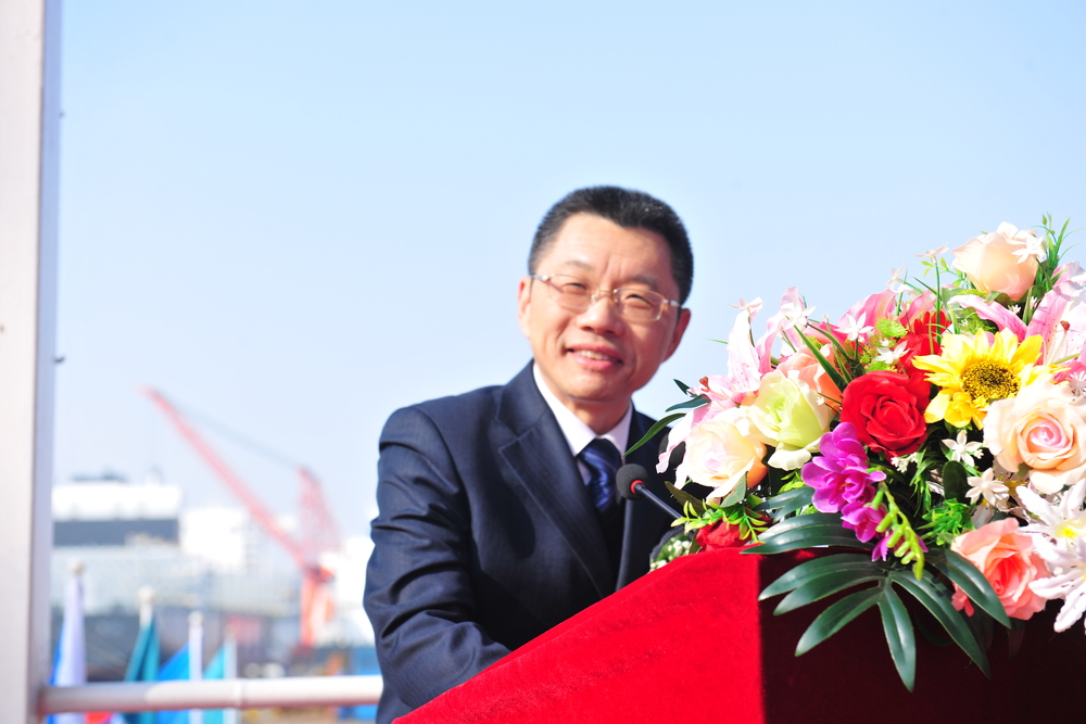 20201222042218911700.jpg 陆靖校长为新船命名