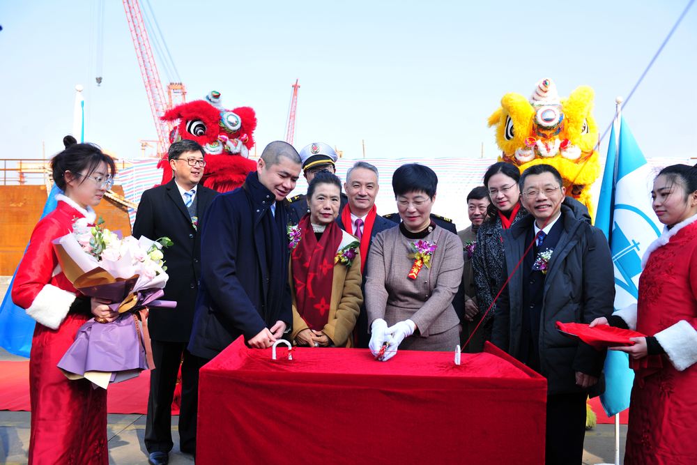 20201222042219883600.jpg 新船教母曹红奋砍缆并掷香槟礼