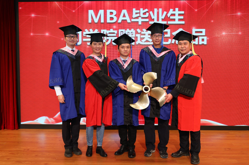 20201228115951773600.png MBA17级学员向学校赠送纪念品