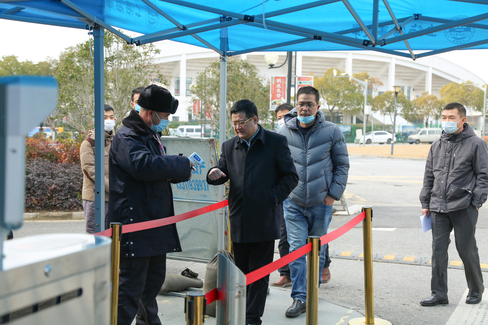 20210128072143231300.jpg 校领导督导检查人员进出校门的管理流程