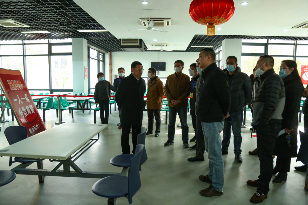 20210128072143436100.jpg 校领导检查食堂寒假期间准备情况