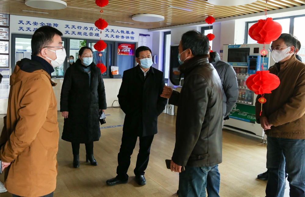 20210128072144162600.jpg 校领导在宿舍楼听取防控隔离措施