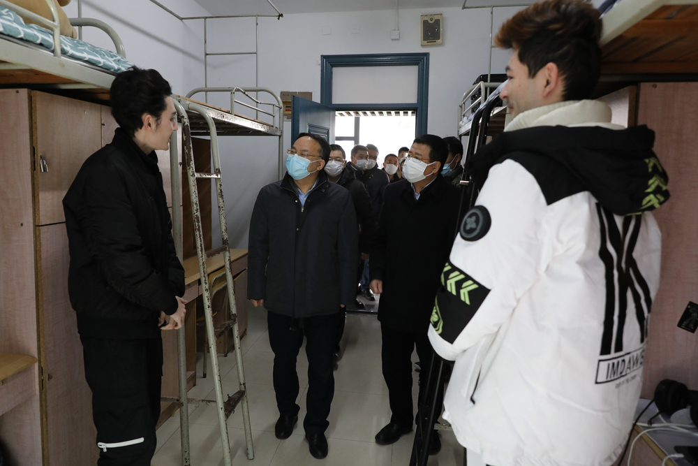 20210204083918560200.jpg 检查学生宿舍