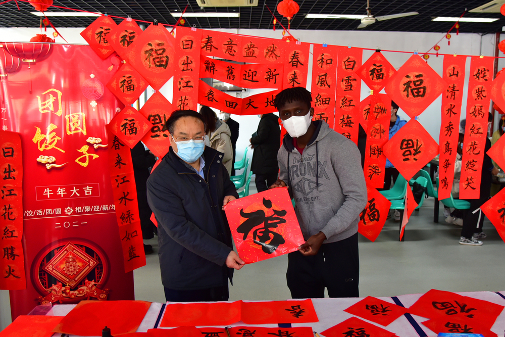 20210204083919313400.jpg 与留校学生互动交流