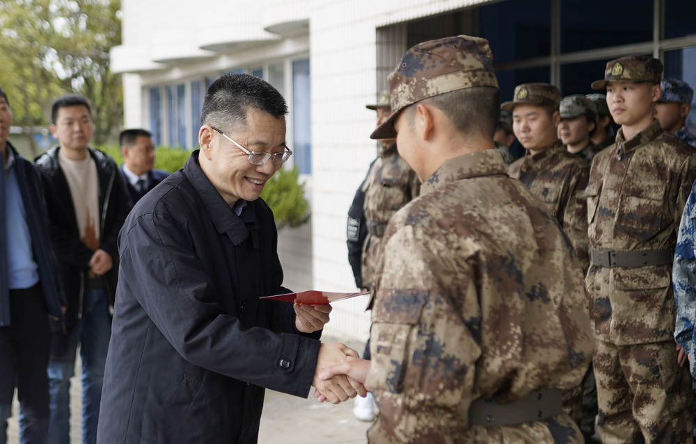 为入伍学生颁发“入伍通知书”