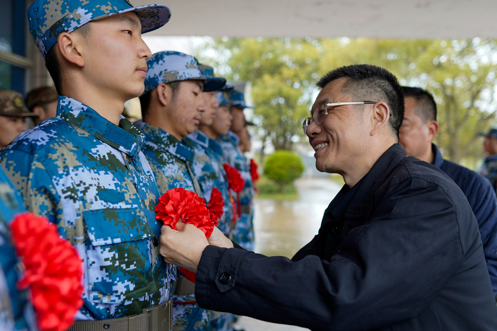 为入伍学生佩戴大红花