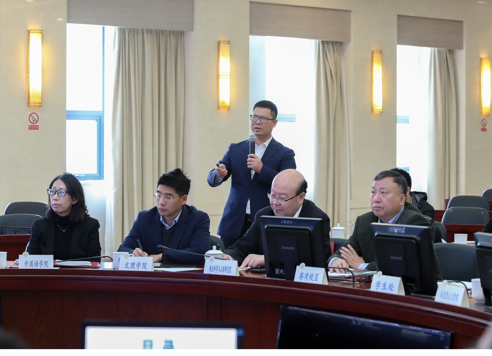 林成华副教授做专题培训