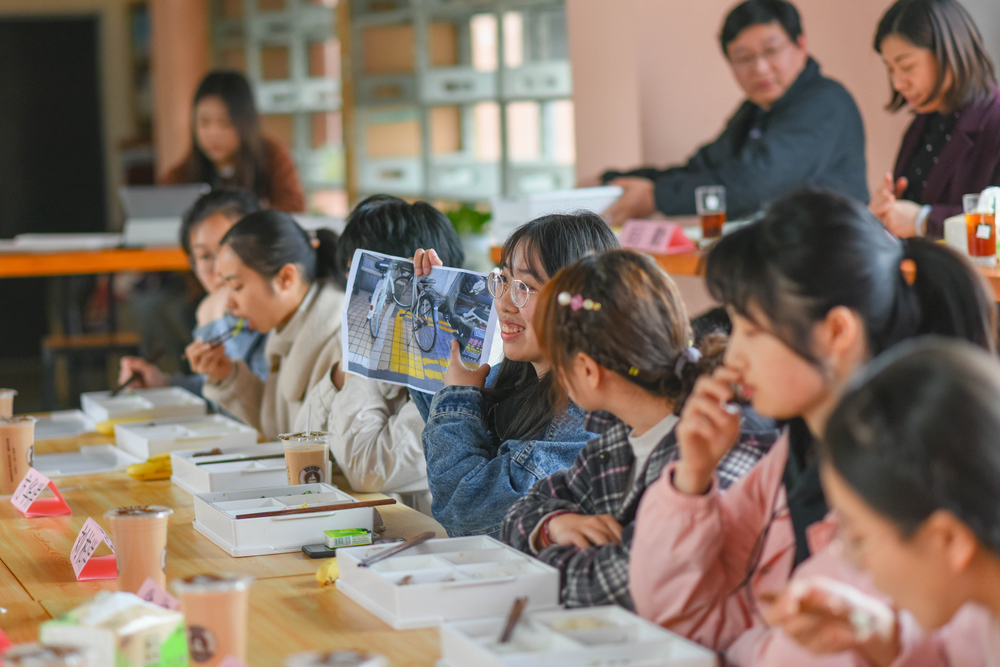 陆靖校长与学生交流