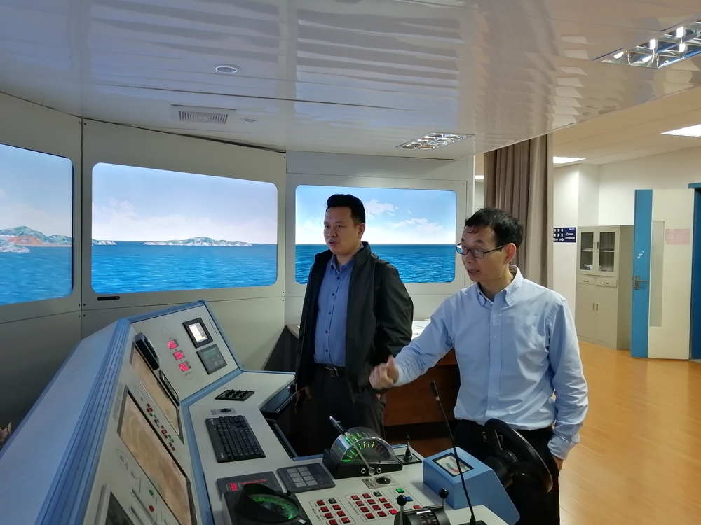 20210414042420566800.jpg 参观航海模拟器实验室