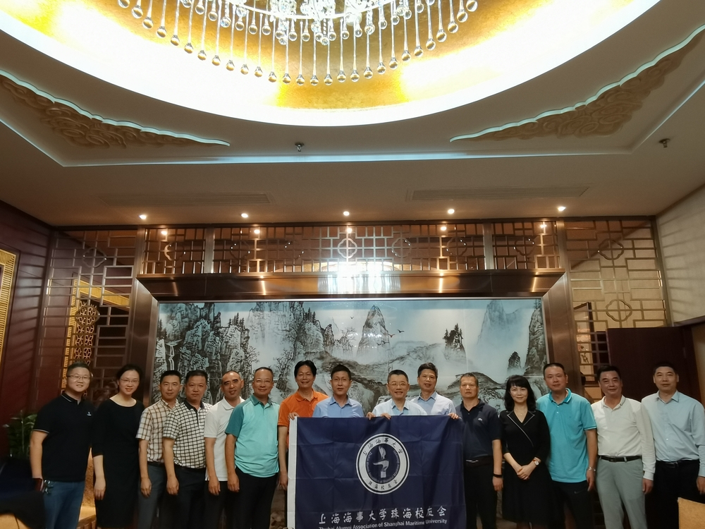 20210420105815238200.jpg 陆靖校长为珠海校友会授旗