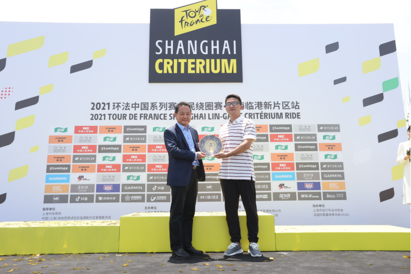 校团委书记梁亮接受赛事方致谢奖牌