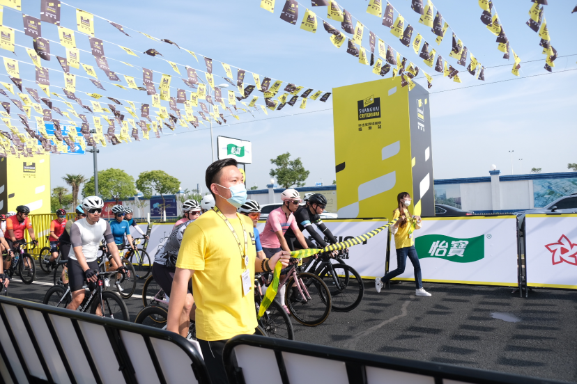 志愿者进行拉线工作