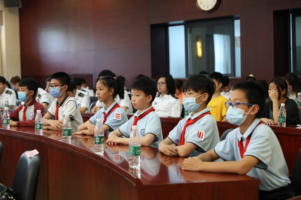 20210531120319481700.jpg 参加劳模精神进校园临港学校专场活动的中小学学生代表