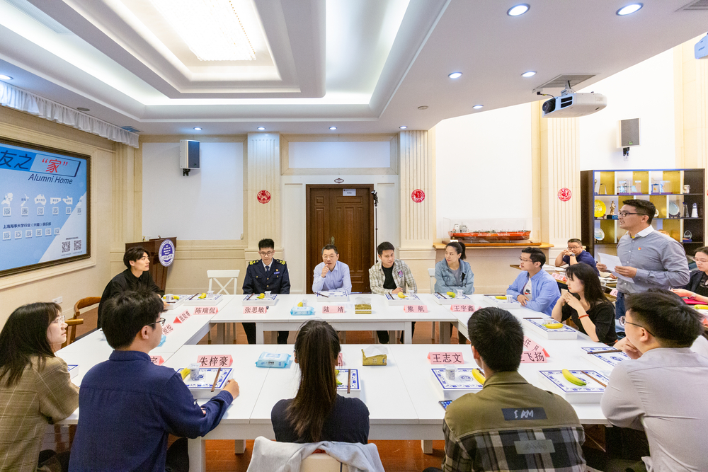 陆靖校长与相关职能部门负责人和学生交流