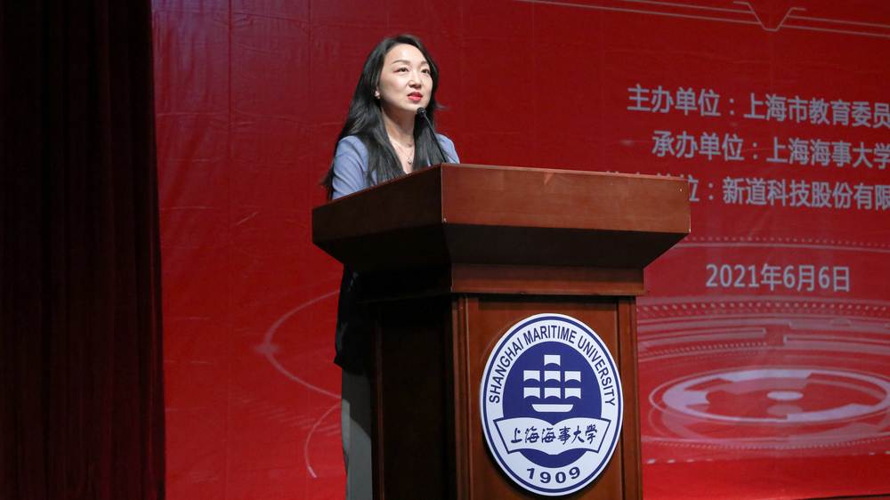 市教委高教处四级调研员孔莹莹在开幕式上致辞