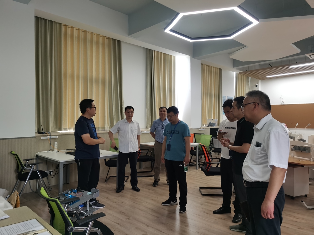 徐德明副校长一行参观工训中心