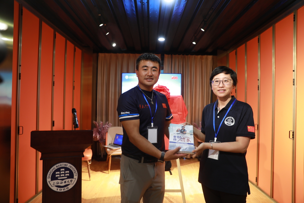 贺莉副书记代表学校接受“新百合”号徐京坤船长的新书赠予