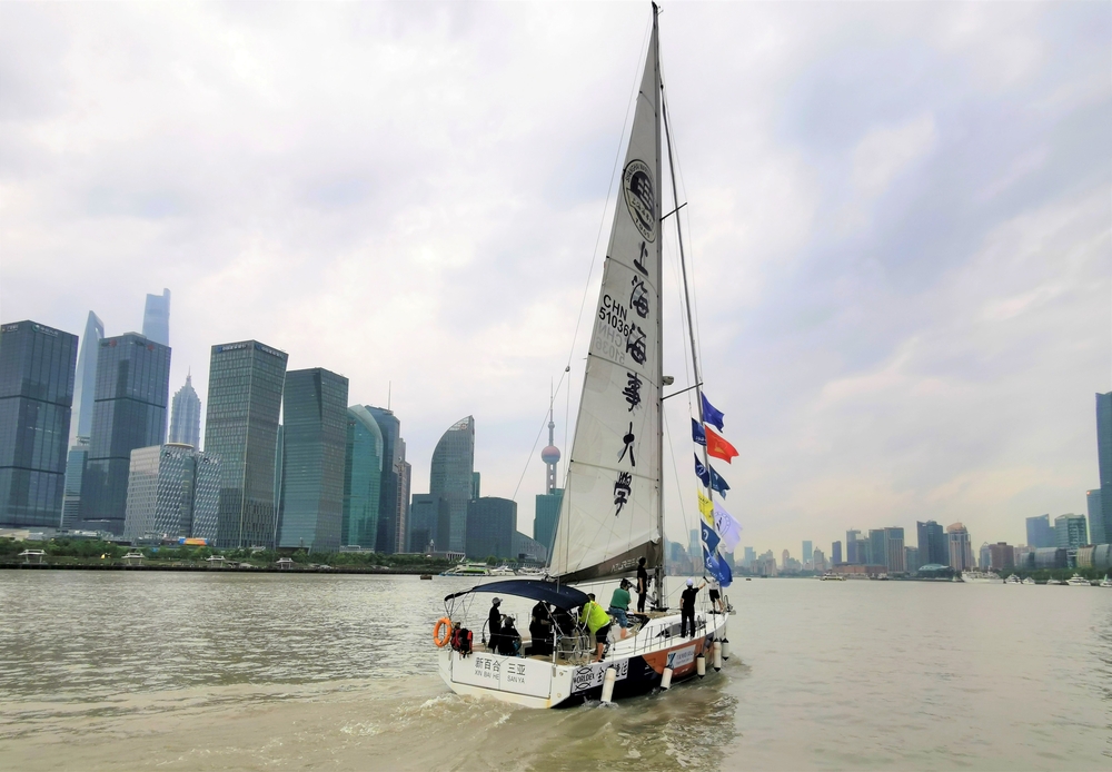 校友登上“新百合”号帆船体验黄浦江航行