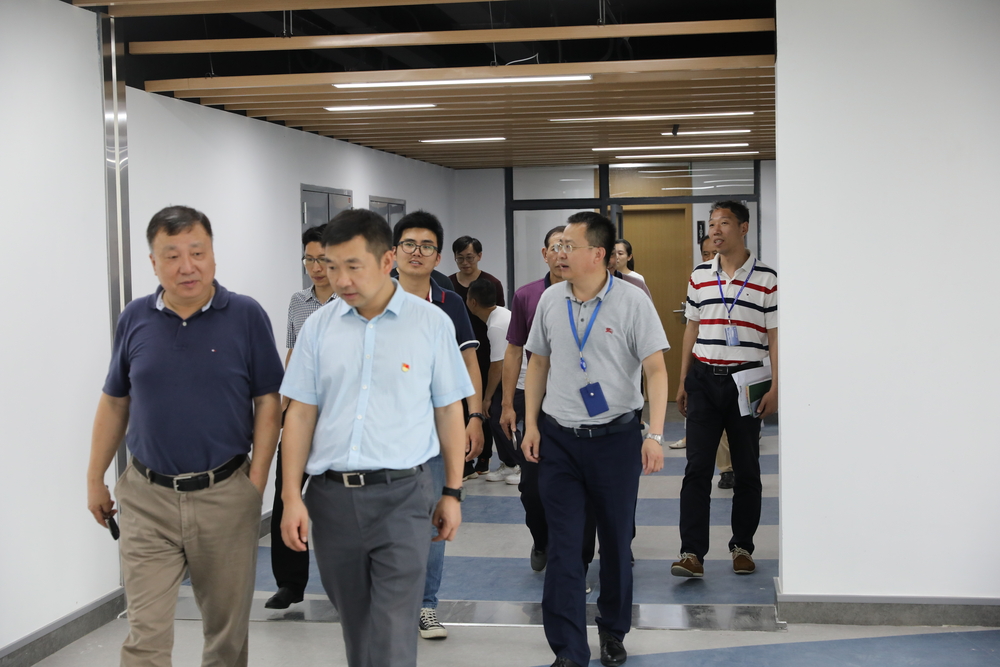 校领导一行实地查看21号学生公寓