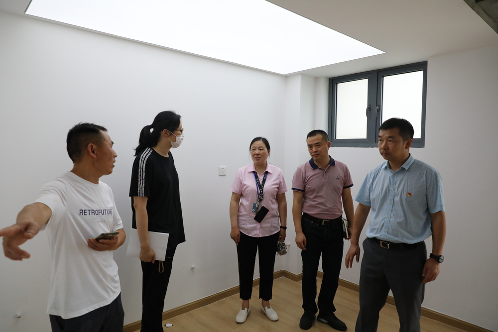 李志鹏副书记查看公共空间