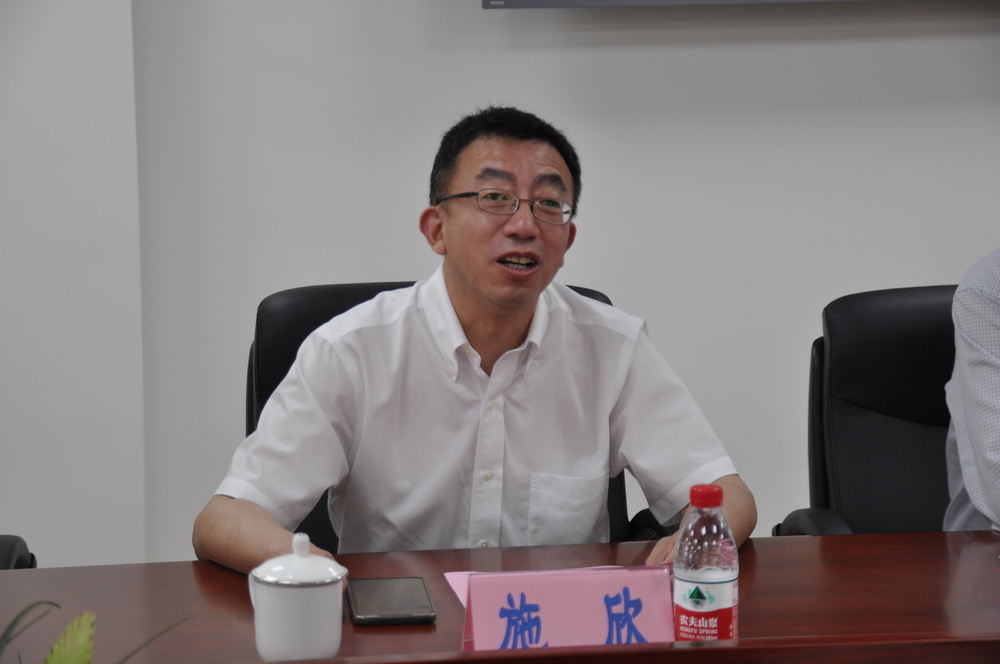 管理者代表、副校长施欣作表态发言